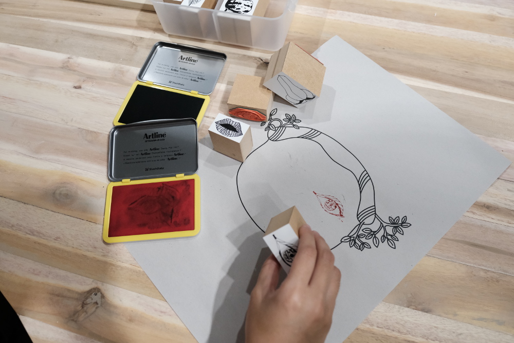 Bermain dengan stempel di Ruang Seni Anak Museum MACAN / Museum MACAN