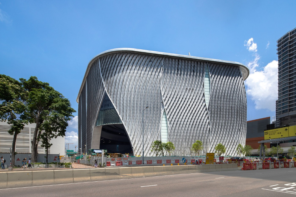 Tampak luar fasad Xiqu Centre / West Kowloon Cultural District
