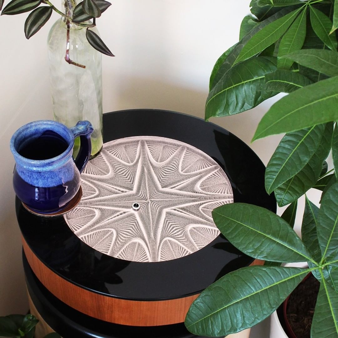 Furnitur Meja Ini Bisa Berubah Motif Sesuai Keinginan