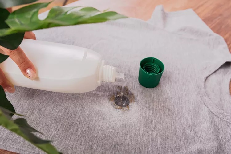 Gak Perlu Takut Lagi! 10 Cara Hilangkan Noda Kuning di Baju