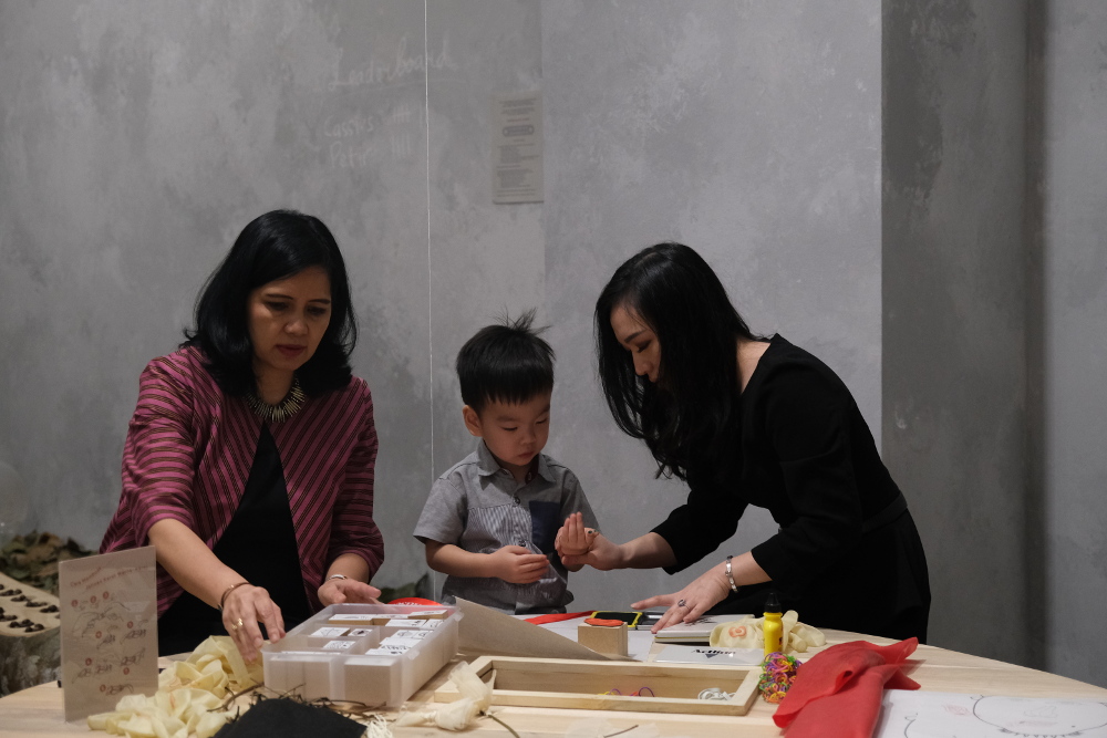 Salah satu pengunjung anak yang sedang bermain dengan stempel di Ruang Seni Anak Museum MACAN / Museum MACAN