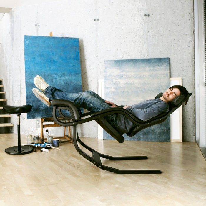 Nyaman! Duduk di Titik Gravitasi Bumi dengan Kursi Ini