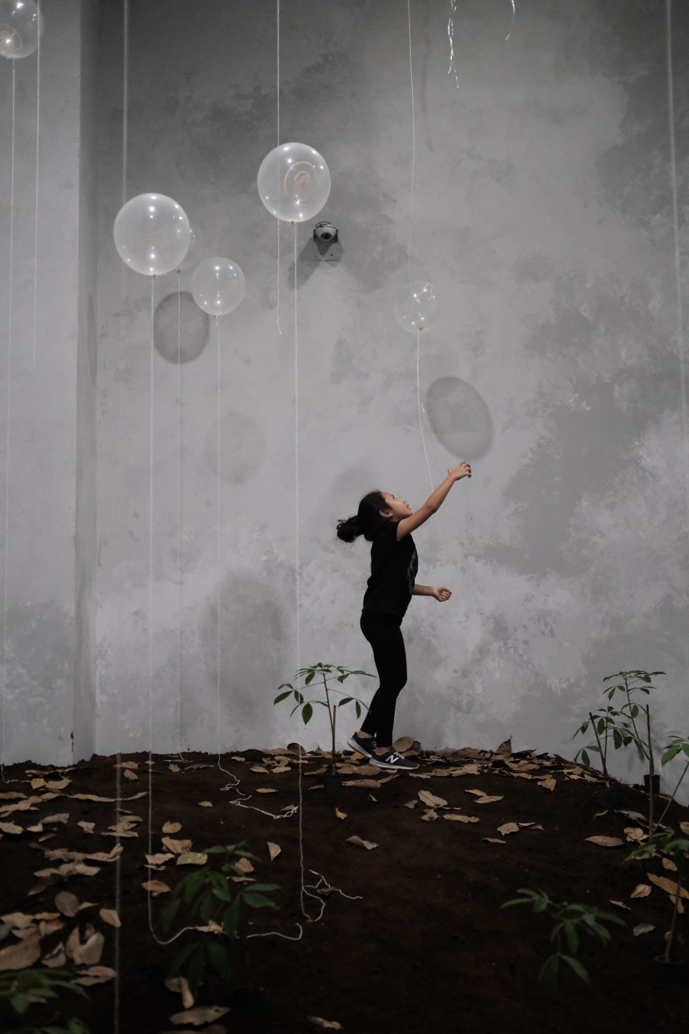 Bermain balon di area bukit dalam Ruang Seni Anak Museum MACAN / Museum MACAN