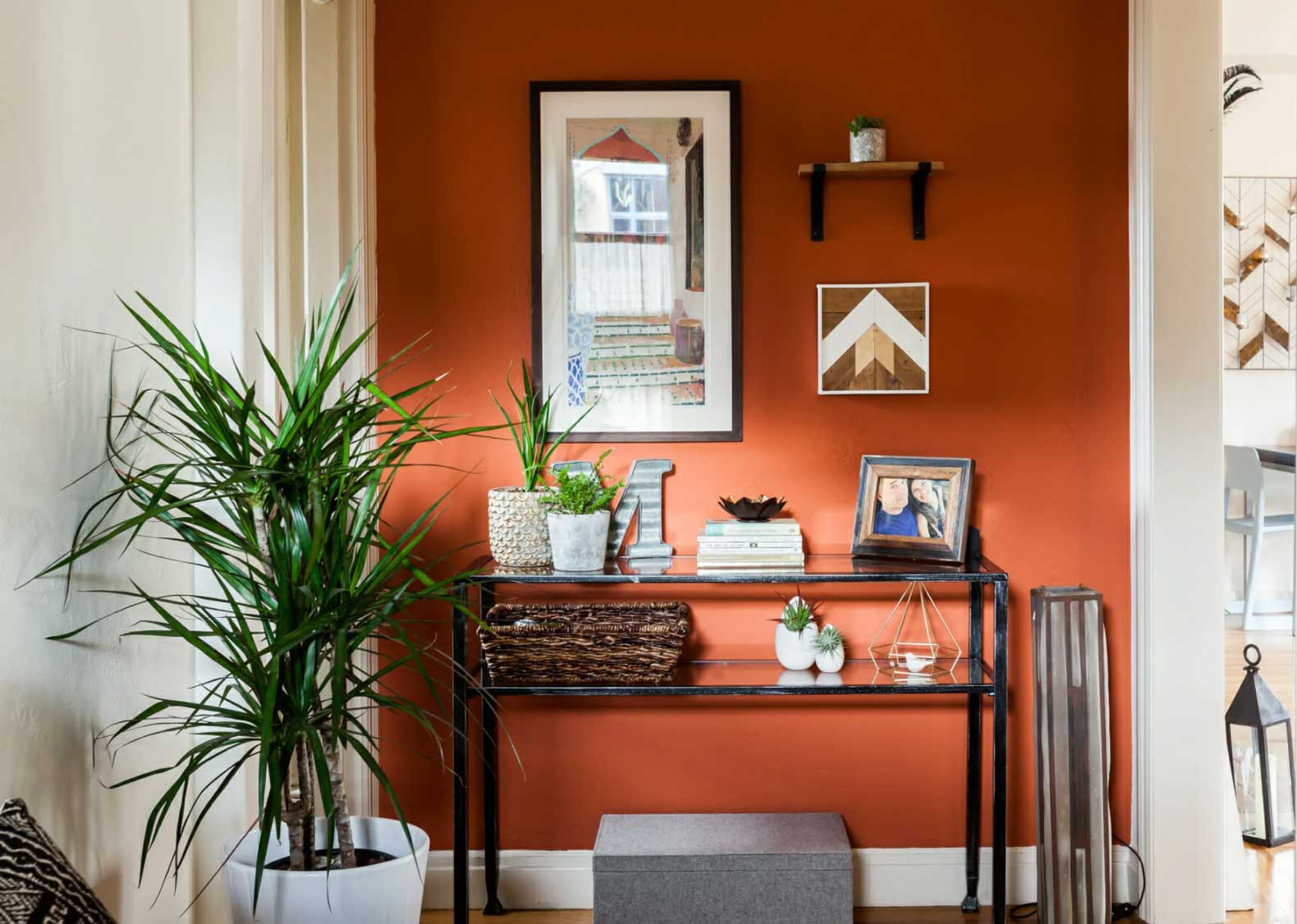 Dekorasi ruangan berwarna merah