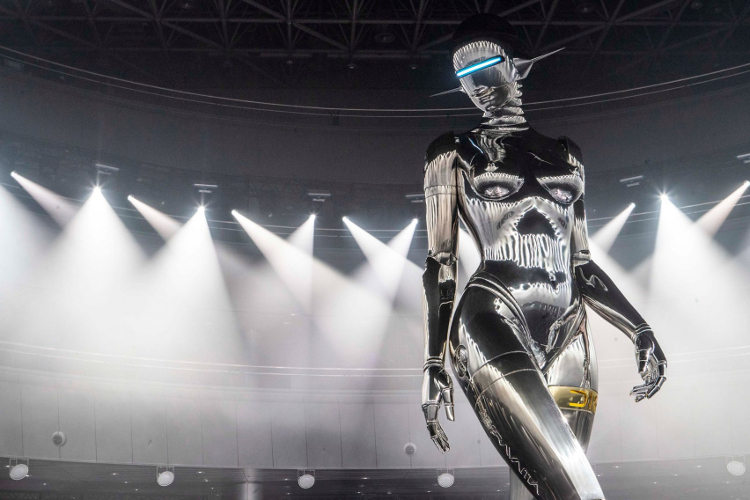 Instalasi Patung Robot di Dior Pre-Fall 2019 Tokyo