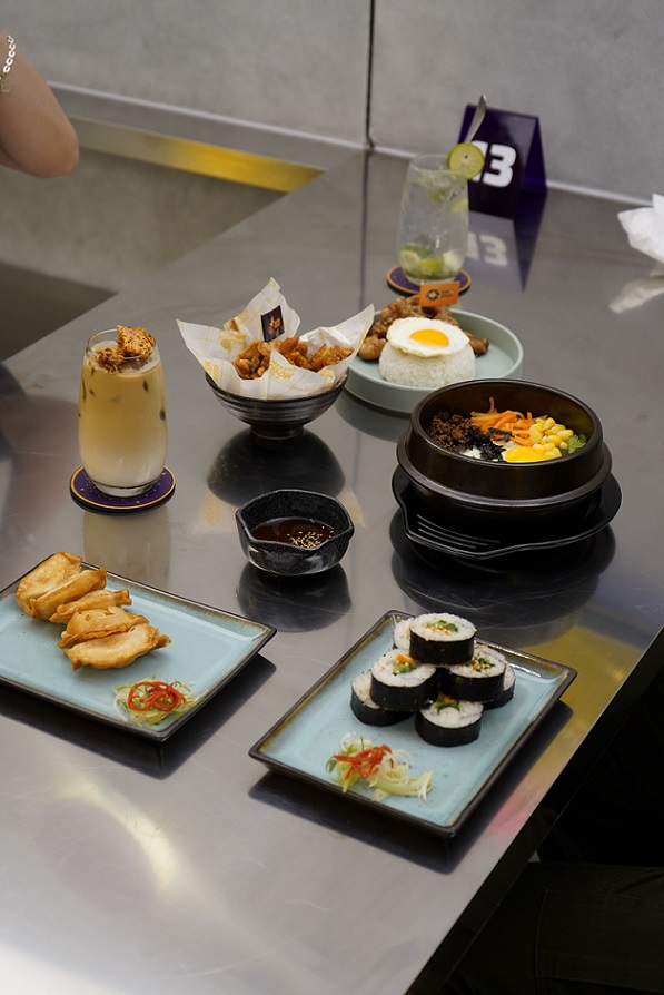 Makan Enak di Resto Luar Angkasa yang Futuristik