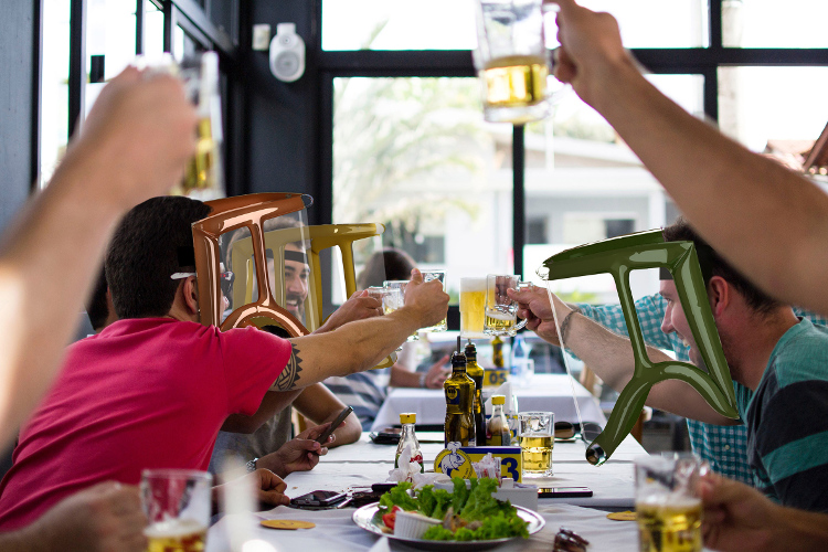 Pelindung Wajah Warna-Warni Untuk Kembali Hidup Normal