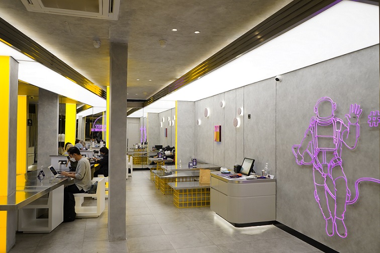 Makan Enak di Resto Luar Angkasa yang Futuristik