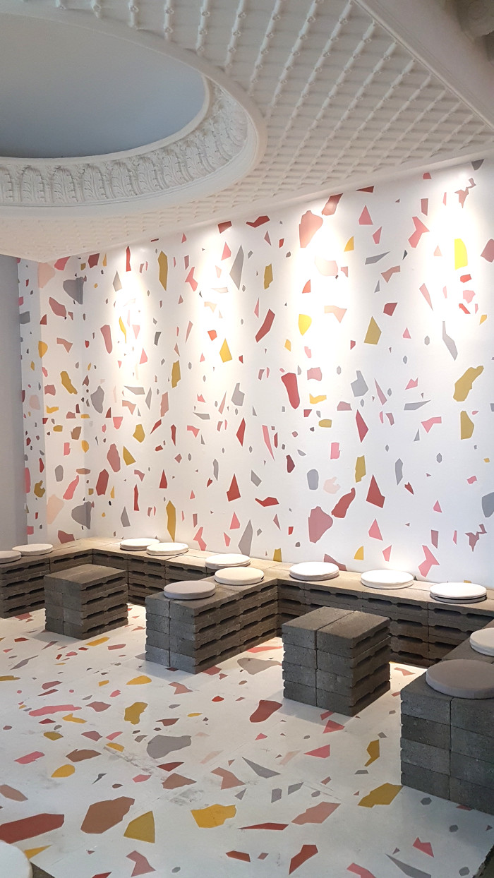 Area tunggu MoJa Museum dengan sentuhan motif teraso