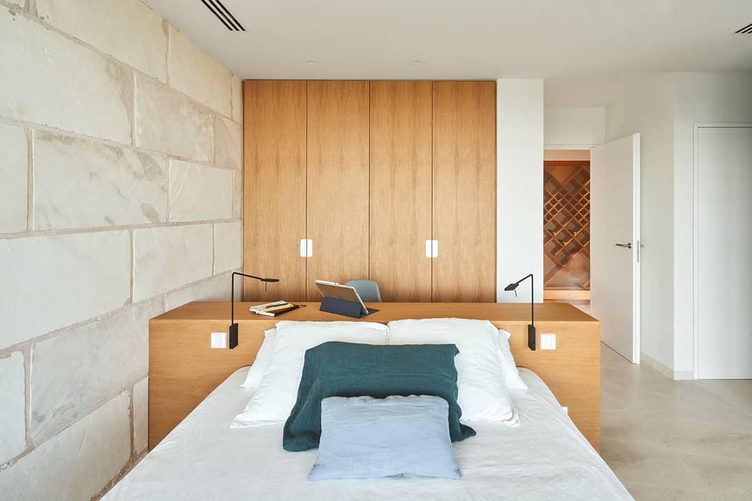 Meja yang simple dan compact CASA Indonesia