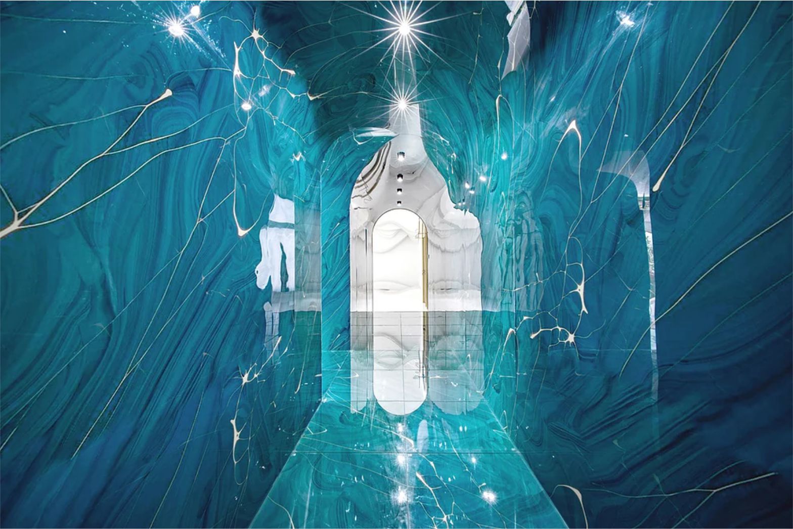 Berelaksasi di Klub Kecantikan Unik di Kota Ruili