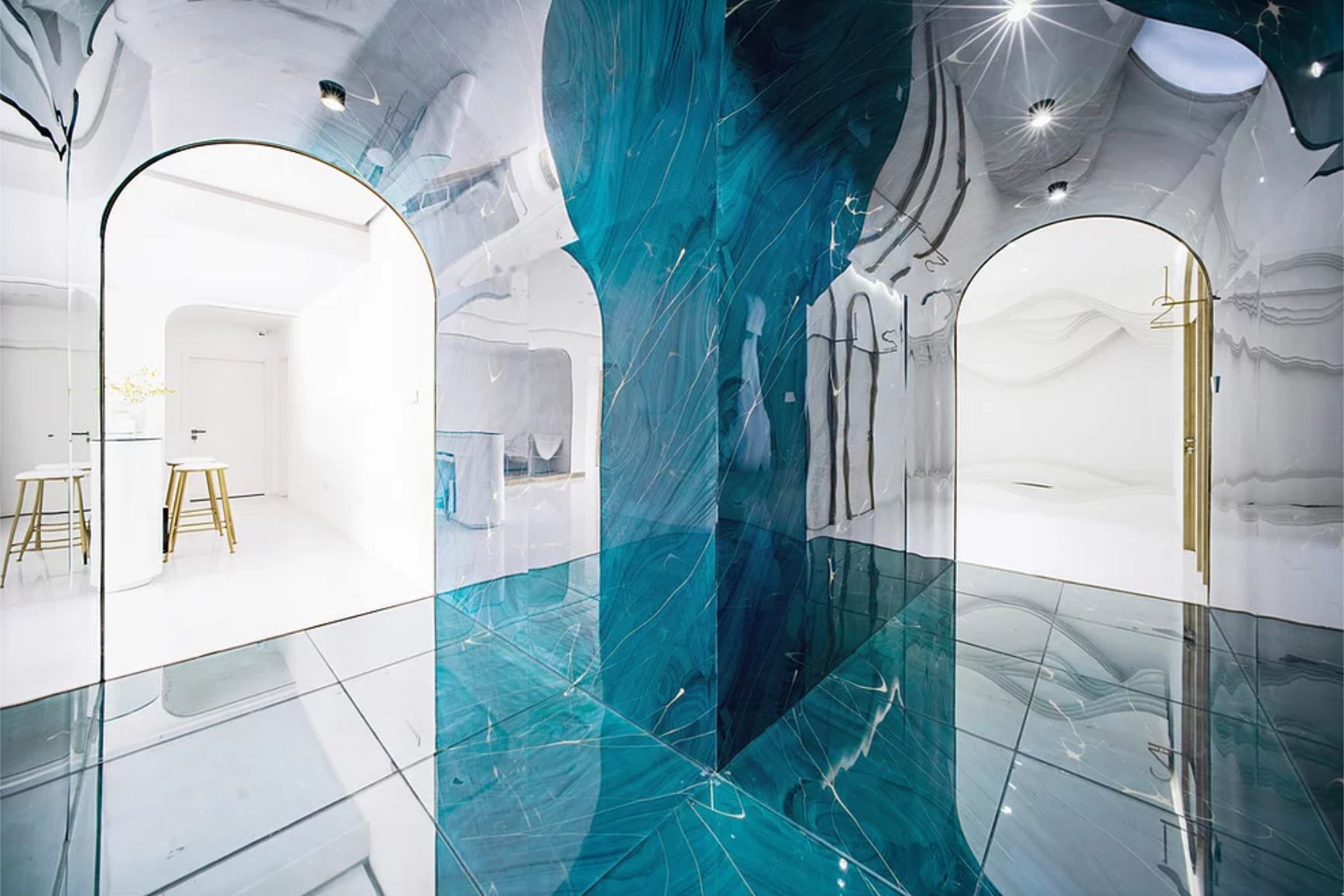 Berelaksasi di Klub Kecantikan Unik di Kota Ruili