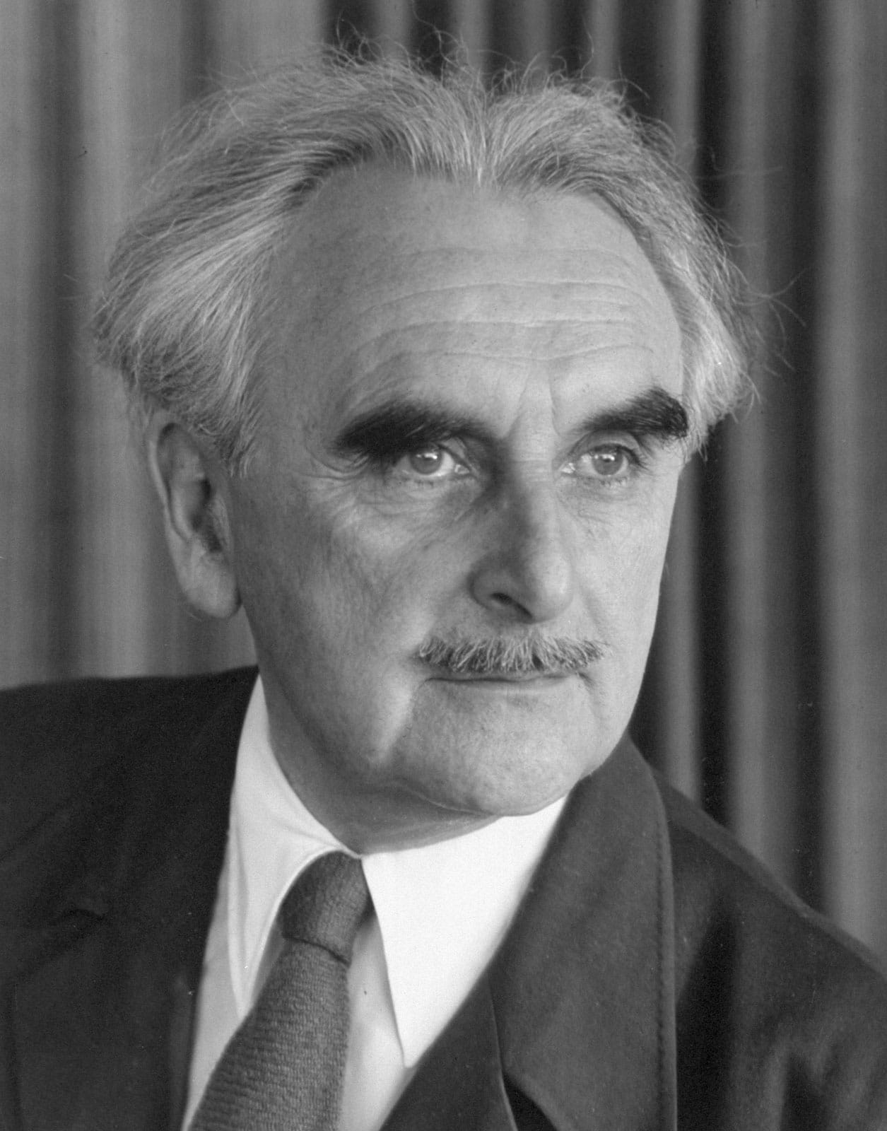 Lihat dari Zodiak, Anda Mirip dengan Arsitek Yang Mana / Richard Neutra / Omrania