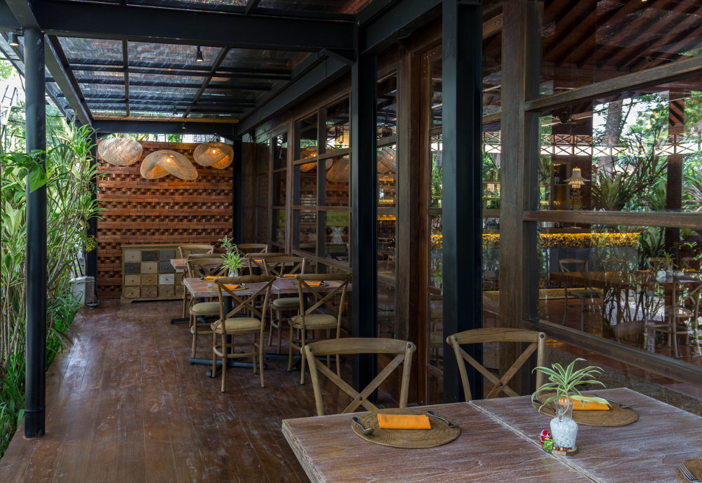 Sentuhan gaya rustic pada furnitur dan desain pada Plataran Canggu Venue & Dining / Plataran Indonesia