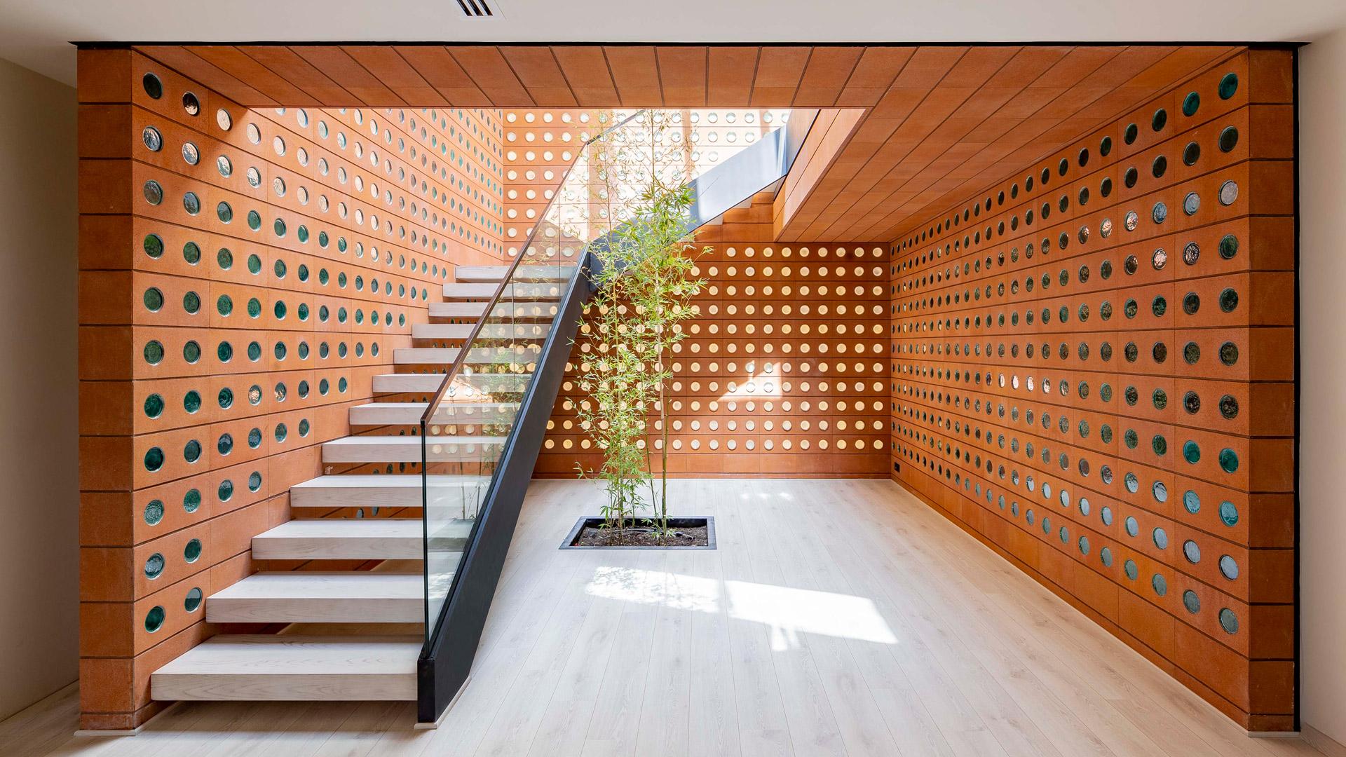 Mengintip Proyek Arsitektur Unik dari Bata Merah