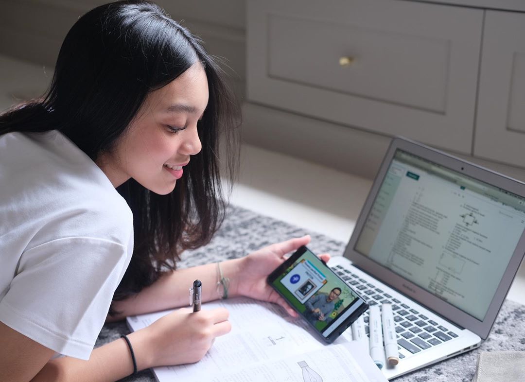 Inspirasi Ruang Belajar Artis Cilik Naura dari Sang Ibu