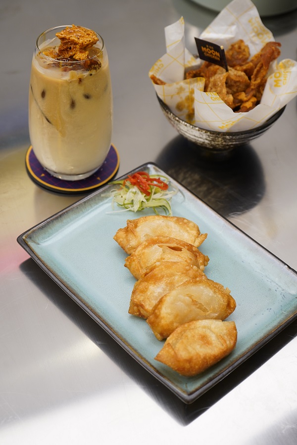 Makan Enak di Resto Luar Angkasa yang Futuristik