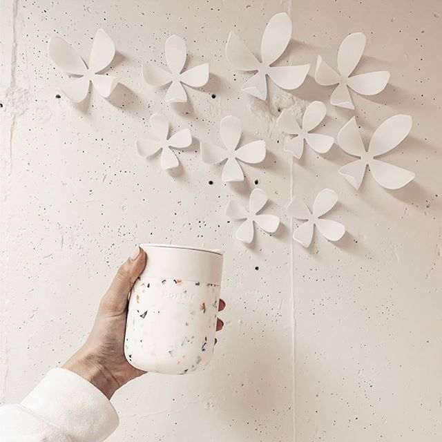 Tren Sepanjang Masa: Motif Teraso di Genggaman Tangan