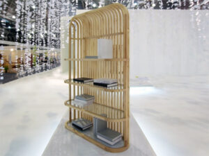 Rak Dinding Kayu Ini Punya Banyak Fungsi!