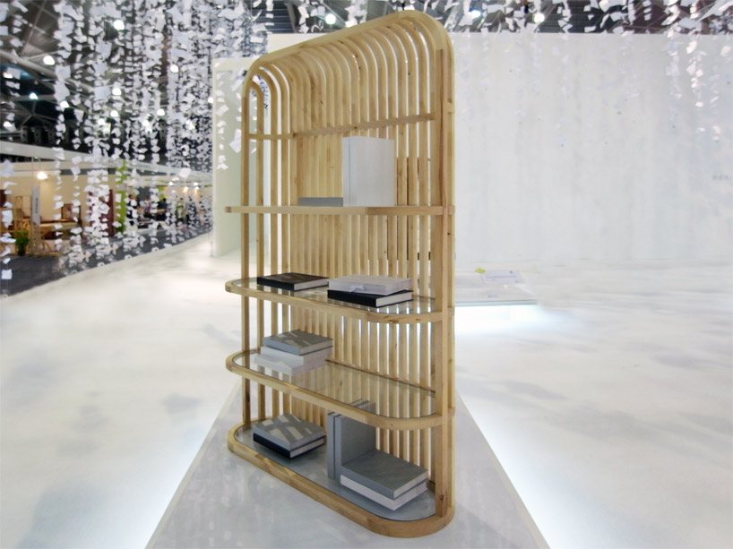 Rak Dinding Kayu Ini Punya Banyak Fungsi!