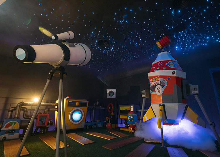 Serunya Bermain dengan Maskot Line di Line Theme Park!