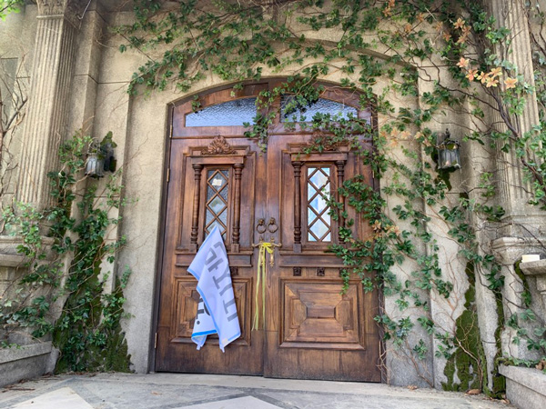 Kastil di Drama Its Okay Not To Be Okay Aslinya Kafe 12