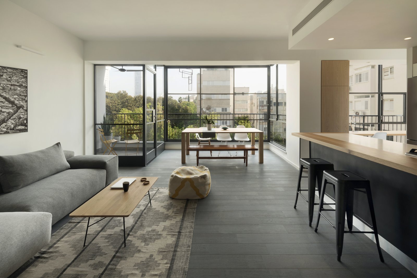 ruang tamu minimalis dengan pemandangan luar