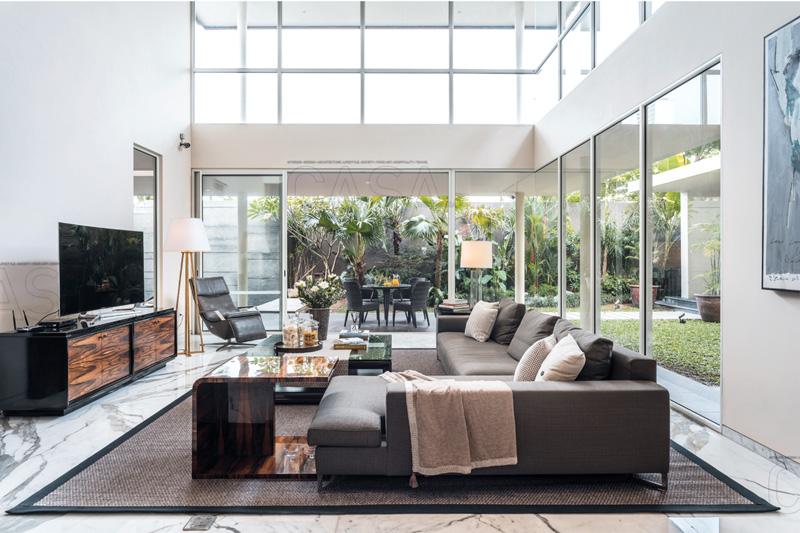 ruang tamu minimalis dengan ceiling tinggi