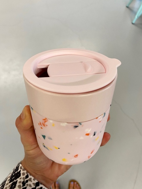 Tren Sepanjang Masa: Motif Teraso di Genggaman Tangan