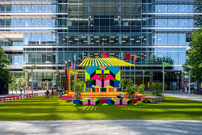 Bersantai di Paviliun Penuh Warna di Tengah Kota