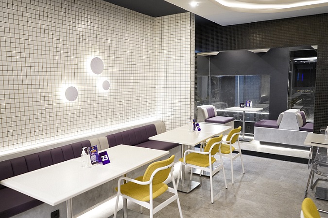 Makan Enak di Resto Luar Angkasa yang Futuristik