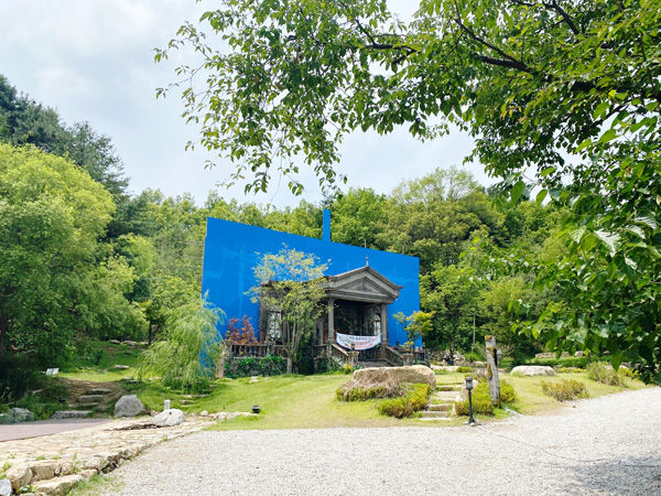 Kastil di Drama Its Okay Not To Be Okay Aslinya Kafe 5