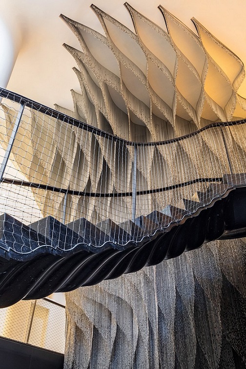 Instalasi Tirai Berbahan Dasar Metal Karya Kengo Kuma CASA Indonesia