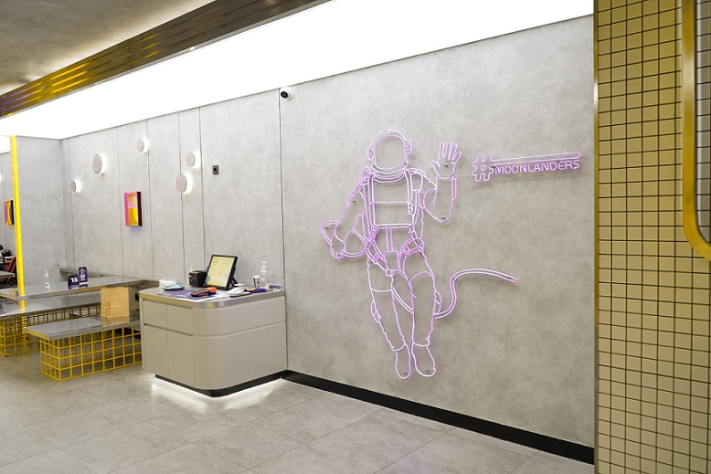 Makan Enak di Resto Luar Angkasa yang Futuristik